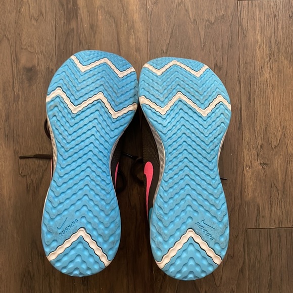 Nike tennis shoes - Picture 5 of 6